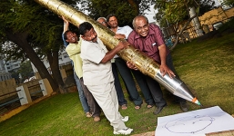 Video: Choáng ngợp trước chiếc bút bi lớn nhất thế giới