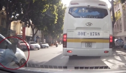 Sang đường không đúng vạch, người đi bộ bị taxi vượt ẩu húc ngã