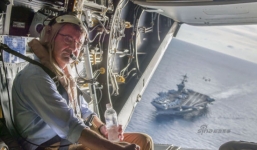 Chùm ảnh: Bộ trưởng Quốc phòng Mỹ thăm tàu sân bay ở Biển Đông