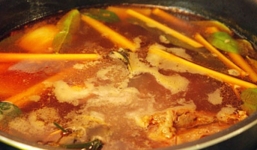 Cách nhận biết nồi nước lẩu có chứa hóa chất cực đơn giản