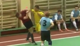 Video: Bị đuổi khỏi sân, cầu thủ hạ knock-out trọng tài 