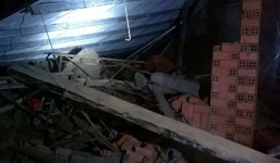 Giông lốc làm sập nhà, 11 người thương vong