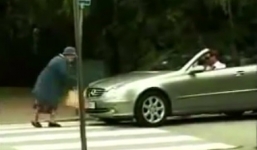 Nam thanh niên bấm còi inh ỏi bị cụ già dạy cho một bài học