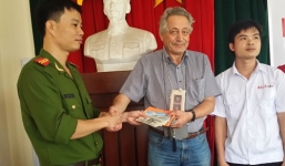 Tài xế taxi trả lại gần 200 triệu đồng cho khách nước ngoài