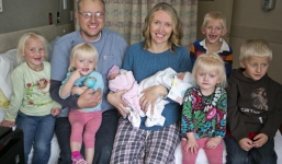 Bà mẹ sinh đôi... lần thứ ba