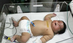 Bà mẹ sinh thường bé trai 7kg trong 15 phút