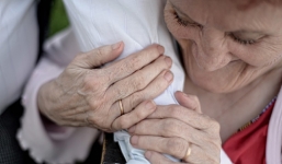 Cụ bà cắt nát hơn 22 tỷ đồng tiền tiết kiệm trước khi qua đời