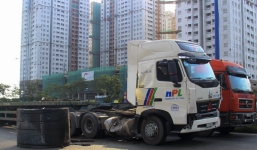 Cuộn thép 20 tấn văng xuống đường, nhiều ô tô thoát nạn trong gang tấc