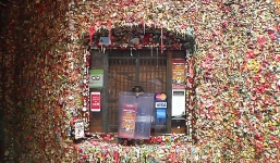 Độc đáo với bức tường bằng bã kẹo cao su 