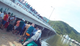 Lật thuyền, ba thanh niên rơi xuống sông