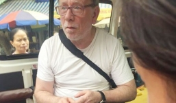 Người Hà Nội cứu ông Tây ngất xỉu trên phố Hàng Bè