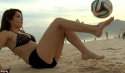 Video: Cô gái xinh đẹp mặc váy tâng bóng cực đỉnh