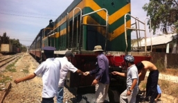 Hai chị em bị tàu đâm thiệt mạng trên đường đi học về