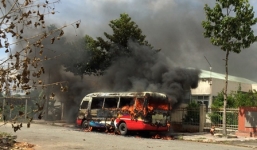 Xe buýt bốc cháy dữ dội khi đậu bên đường