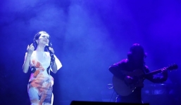 Hoàng Quyên 'bùng cháy' trong đêm live show Rét đầu mùa