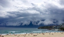 'Mây sóng thần' cuộn trào trên bầu trời Australia