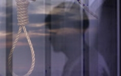 Tài xế đưa đón công nhân treo cổ chết trong quán cà phê