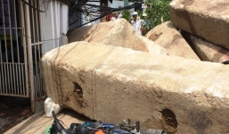 10 khối bê tông nặng hàng chục tấn lăn vào nhà dân, đè bẹp 5 xe máy