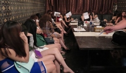 Đột kích nhà hàng, nữ tiếp viên mặc đồ 'mát mẻ' nhốn nháo bỏ chạy