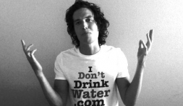 Kỳ lạ người đàn ông ba năm không uống nước 