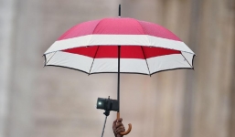 Nam du khách Trung Quốc định selfie tại bãi tắm nữ bị bắt