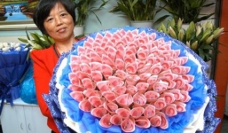 Ông chủ tặng “hoa đồng tiền” cho nữ thư ký