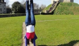 Giáo viên phạt học sinh đi bộ bằng tay gây phẫn nộ