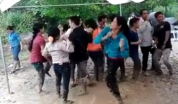 Nhóm thanh niên 'quẩy' tưng bừng trong bùn gây xôn xao