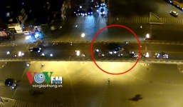 Clip: Tài xế taxi hoảng loạn nhảy khỏi cầu sau tai nạn
