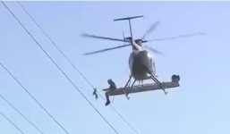 Dùng trực thăng giải cứu chú chim mắc kẹt trên dây điện