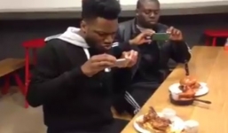 Bị bạn bè 'nổi giận' vì ăn mà quên chụp ảnh món ăn