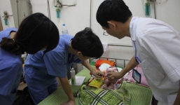 Bé sơ sinh nhiễm trùng uốn ván do tắm nước suối được cứu sống thành công 