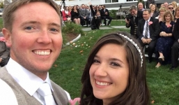 Cá mập trắng lao vào cắn xé lồng lặn của cặp đôi mới cưới