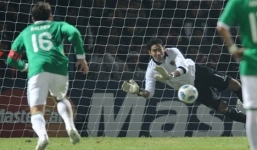 Video: Hậu vệ và thủ môn xuất thần cứu thua khiến đối thủ ngán ngẩm