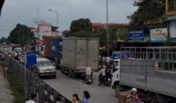 Hà Nội: Băng qua đường sắt, nam sinh viên bị tàu cán tử vong