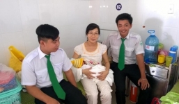 Hai tài xế 9X đỡ đẻ cho sản phụ trên xe taxi