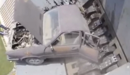 Cận cảnh ô tô bị nghiền nát thành vụn trong nháy mắt