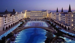 Quốc vương Arab Saudi chi 400 tỷ bao trọn khách sạn