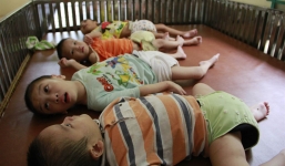 'Chúng tôi phải lấy vải để tận dụng làm bỉm cho trẻ'