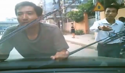 Thầy dạy lái xe cùng học viên lao xuống 'dằn mặt' người đi ôtô