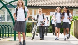 Anh: Nhà trường bắt học sinh đi dáng 'tù nhân' khiến phụ huynh bức xúc