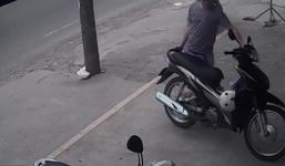 Video: Trộm xe máy bất thành do bánh trước bị khóa càng