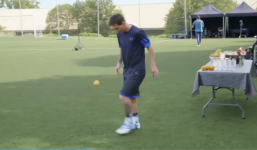 Messi phô diễn kỹ thuật tâng trái cam điệu nghệ