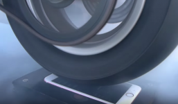 'Bóng hồng' iPhone 6s dưới lốp xe Ducati 916