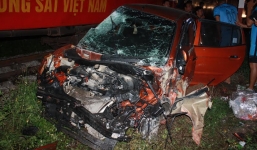 Tai nạn đường sắt, người dân đập cửa kính giải cứu nạn nhân