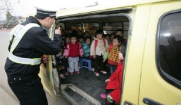 Trung Quốc: 28 trẻ mẫu giáo bị nhồi nhét trên ô tô 7 chỗ