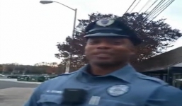 Cảnh sát mua giày tặng người vô gia cư chân trần bị đuổi khỏi xe buýt 