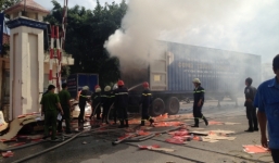 Thùng container bốc cháy giữa bãi đậu xe