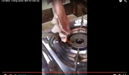 Clip mực tươi sống nghi làm giả từ cao su bị 'bóc mẽ'?