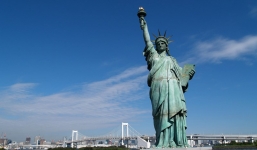 Đại gia tự chế tạo đồ bay quanh tượng Nữ thần Tự do